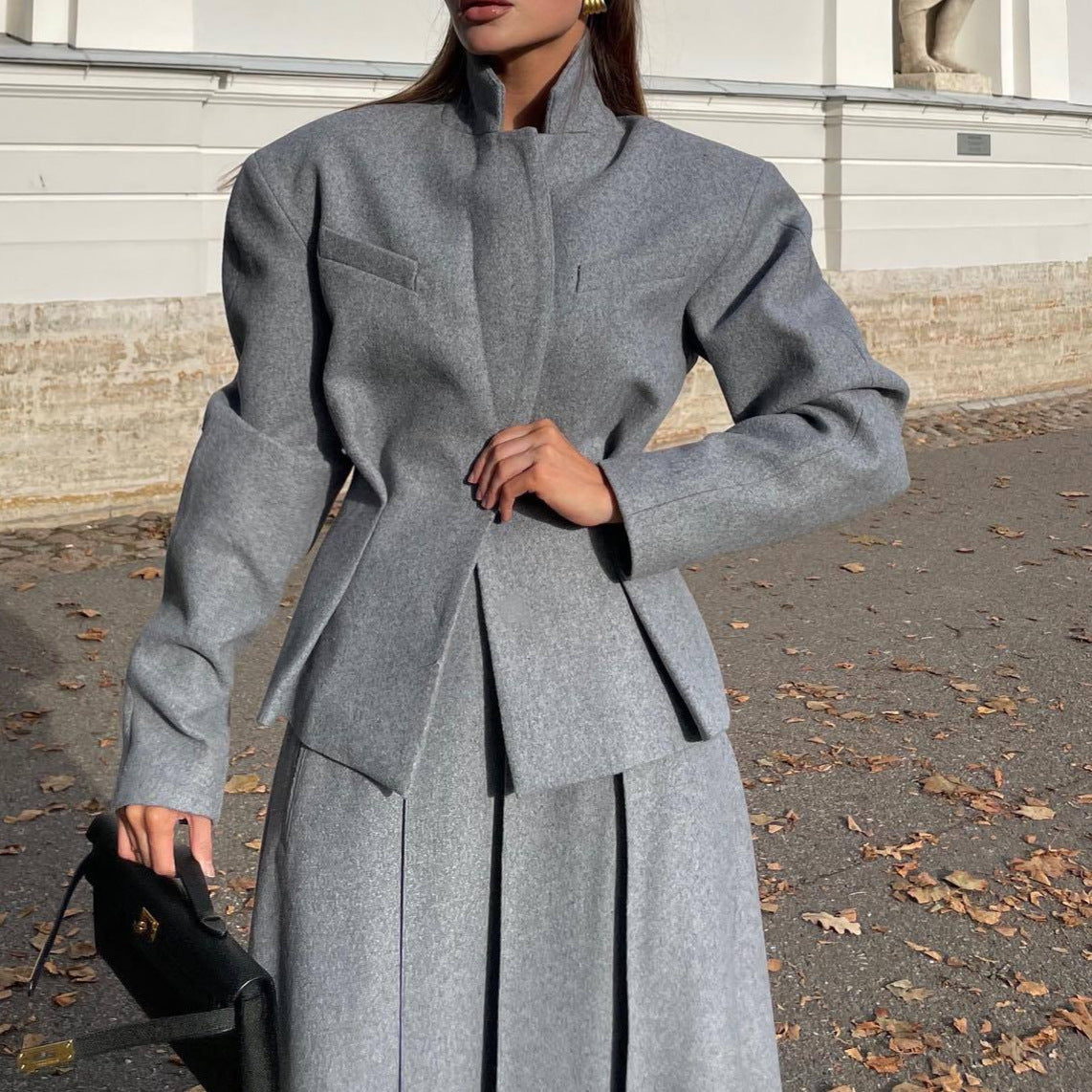 Damen elegantes und modernes Anzugset mit tailliertem Blazer und schwingendem Rock R&B