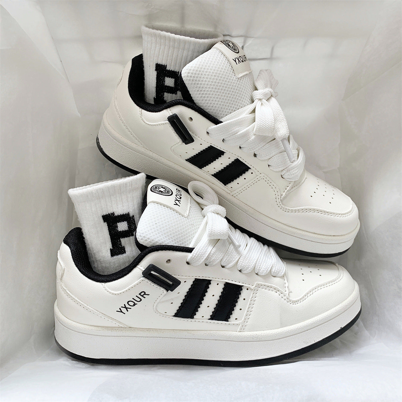 Damen Stylische Sneakers mit perforierter Oberfläche und sportlicher Sohle R&B