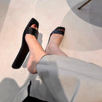 Damen Flache Slipper mit breitem Riemen und elegantem Design R&B
