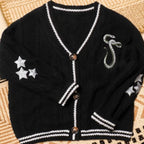 Damen nan gestrickte College-Cardigan mit Zopfmuster, V-Ausschnitt, kontraststreifen und gestickten Applikationen R&B