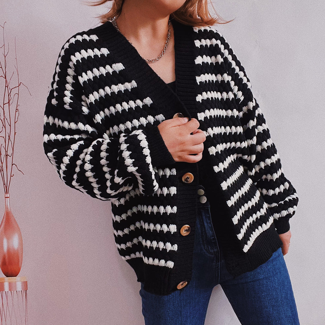 Damen Oversize Strickjacke im modischen Streifenlook mit Holzknopfdetails R&B