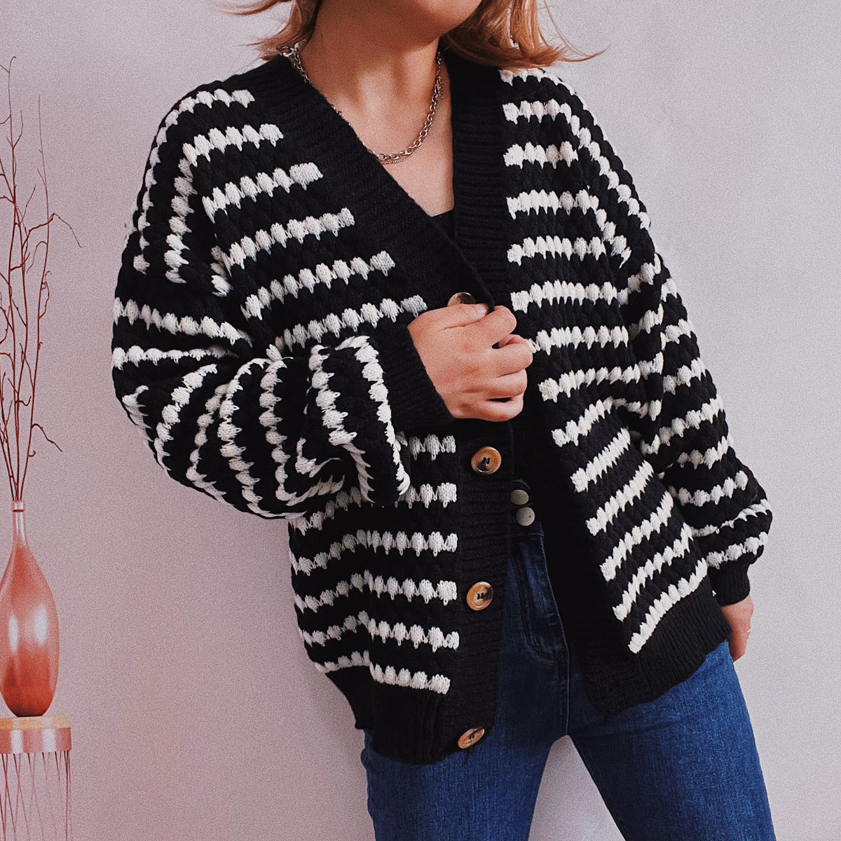 Damen Oversize Strickjacke im modischen Streifenlook mit Holzknopfdetails R&B