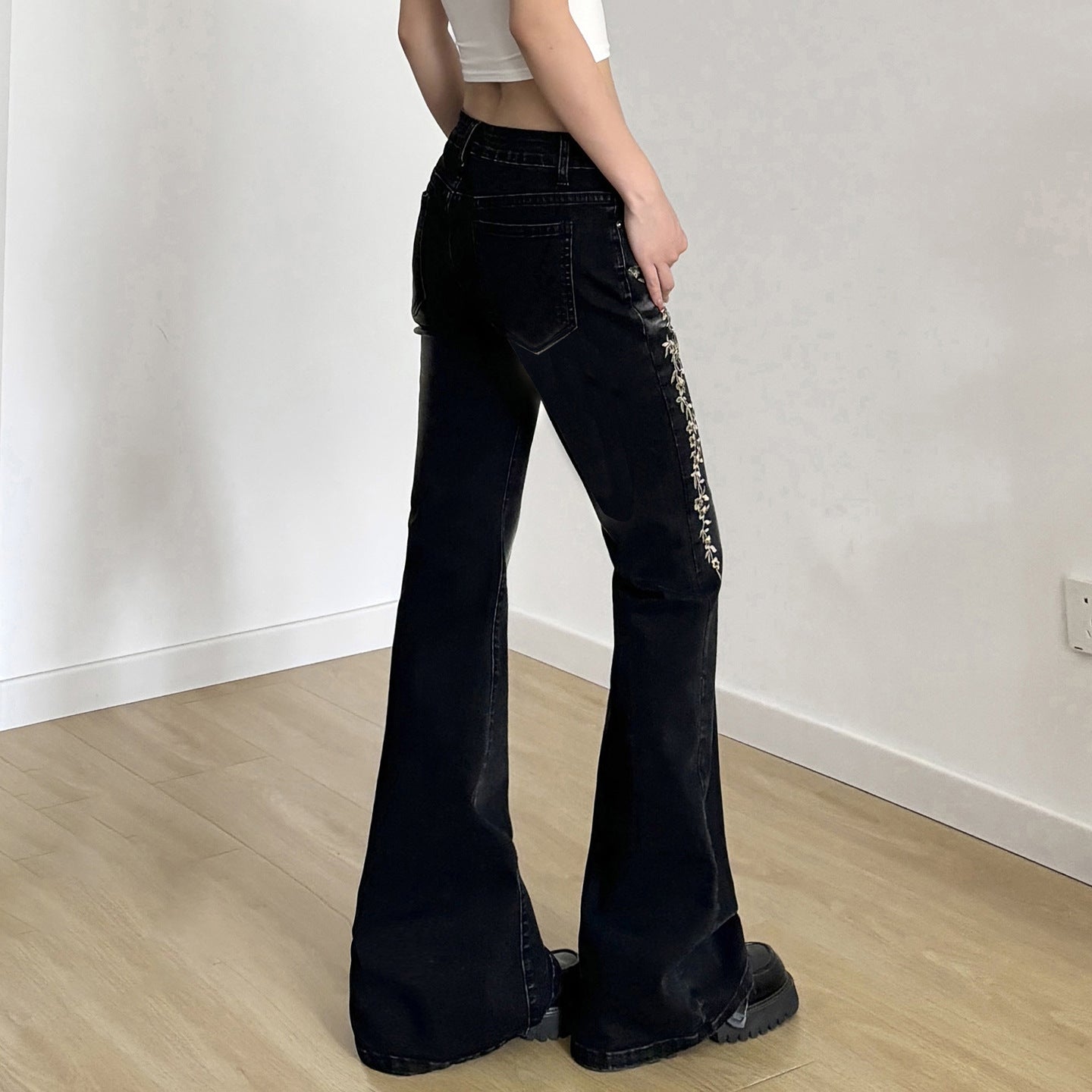 Damen Flared Jeans mit eleganter Blumenstickerei R&B