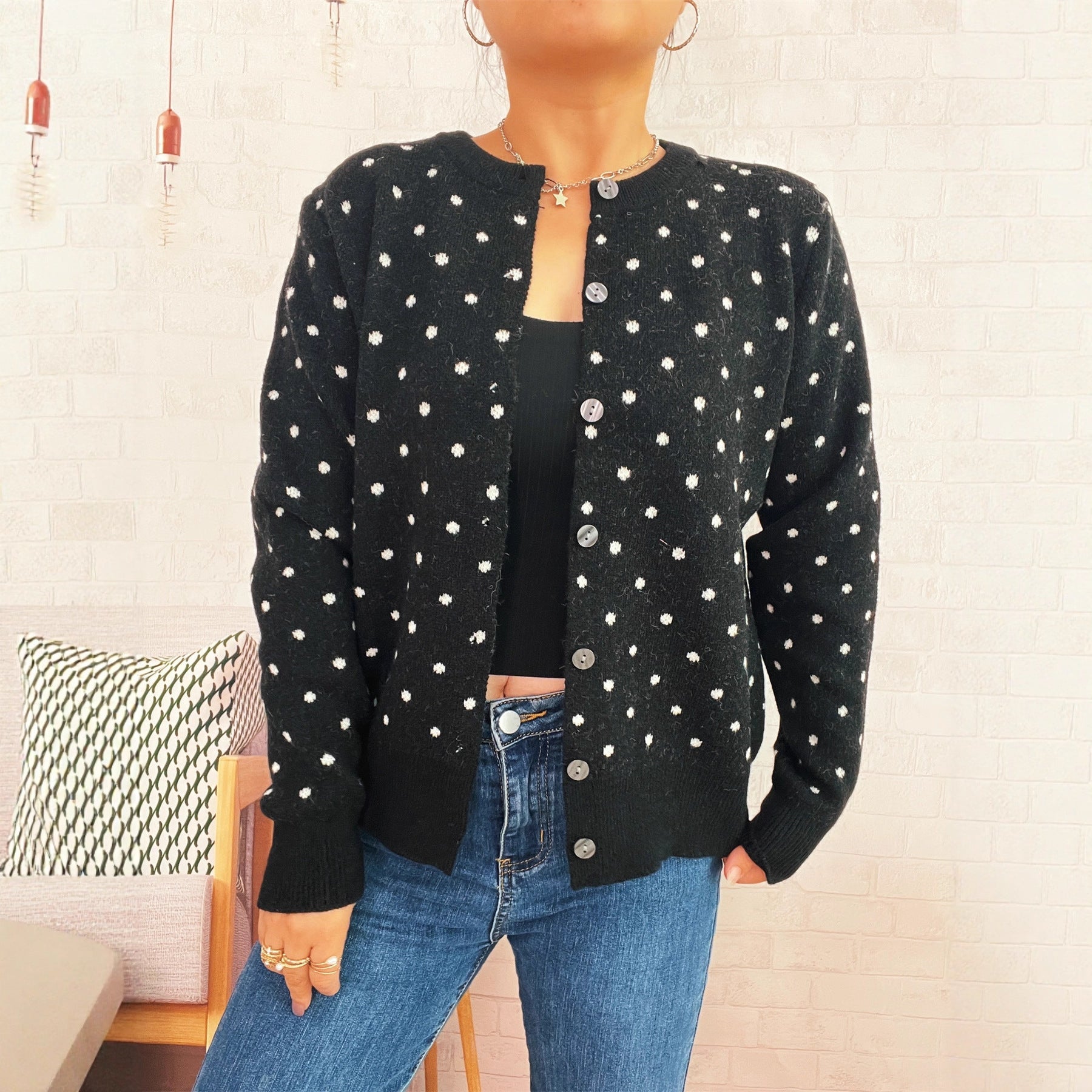 Damen Strickjacke mit modischem Punktemuster und komfortablem Schnitt R&B