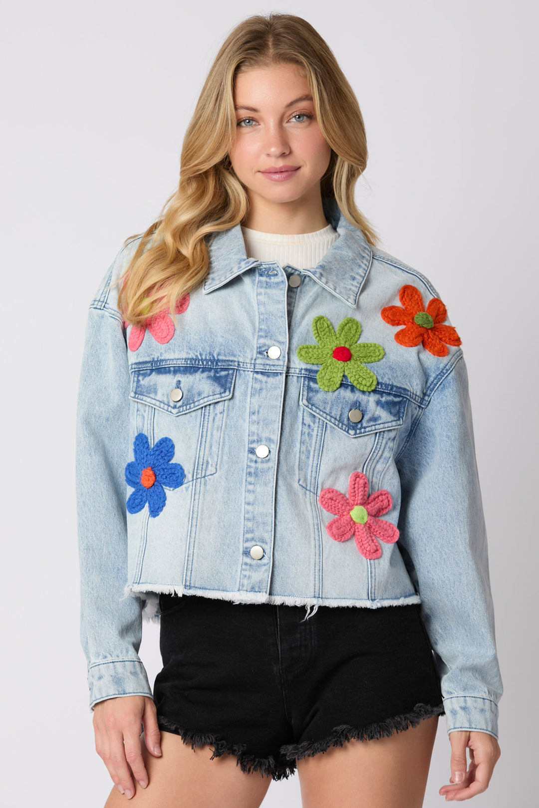 Damen cropped Jeansjacke mit bunten Football-Patches und lässigem Schnitt R&B