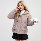 Damen gesteppte Winterjacke mit verstellbarem Kapuzenkragen und funktionalen Seitentaschen