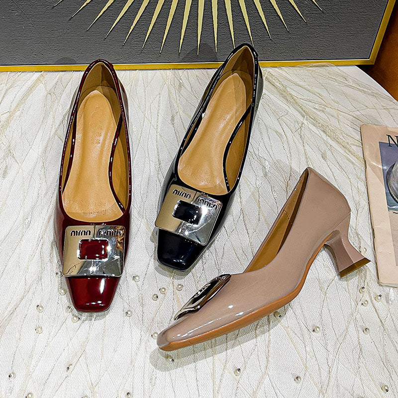 Damen Hochfront-Pumps mit blockiertem Absatz und stilvollem Schmuckelement