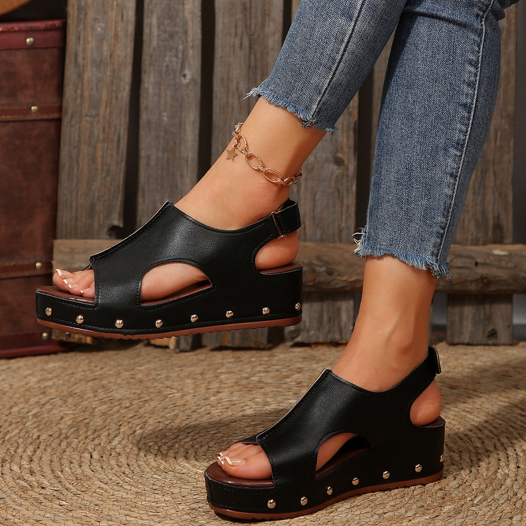 Damen Wedge-Pantoletten mit eleganten Cut-Outs und dekorativen Nieten R&B
