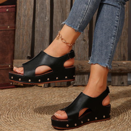 Damen Wedge-Pantoletten mit eleganten Cut-Outs und dekorativen Nieten R&B