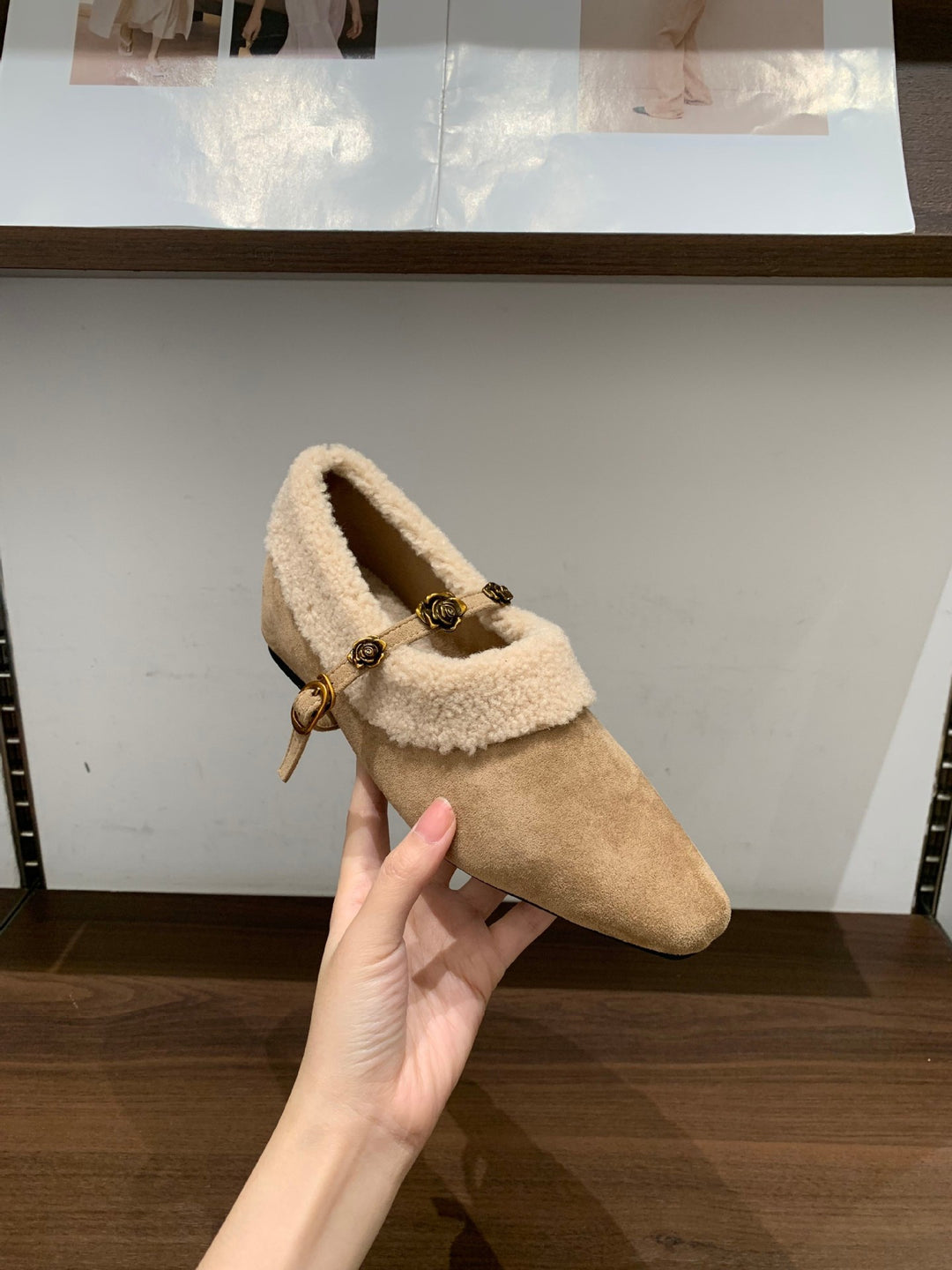 Damen elegante Slipper mit dekorativem Kunstfellkragen und goldenen Akzenten R&B
