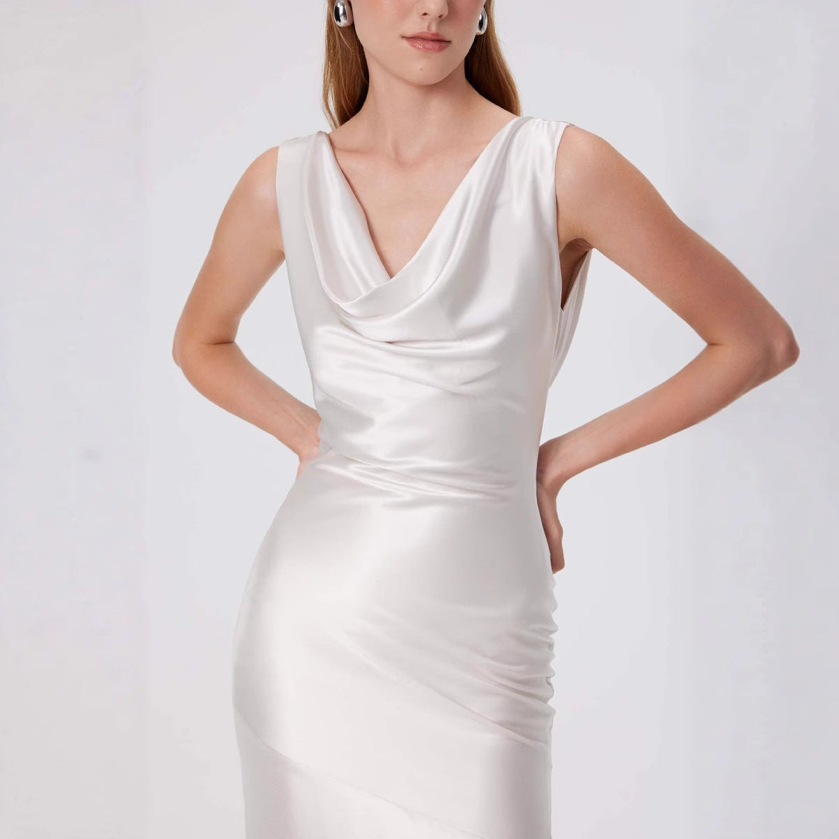 Damen elegantes Abendkleid mit fließendem Satin und raffiniertem Ausschnitt R&B