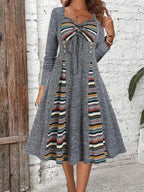 Damen Kleid mit einzigartigem Musterspiegel und knopfverzierter Taille