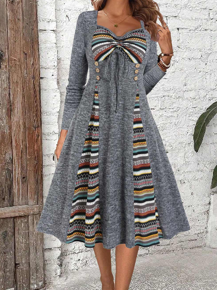 Damen Kleid mit einzigartigem Musterspiegel und knopfverzierter Taille