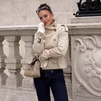 Damen modischer Trenchcoat mit hoch geschlossenem Kragen und praktischen Schulterriegeln R&B