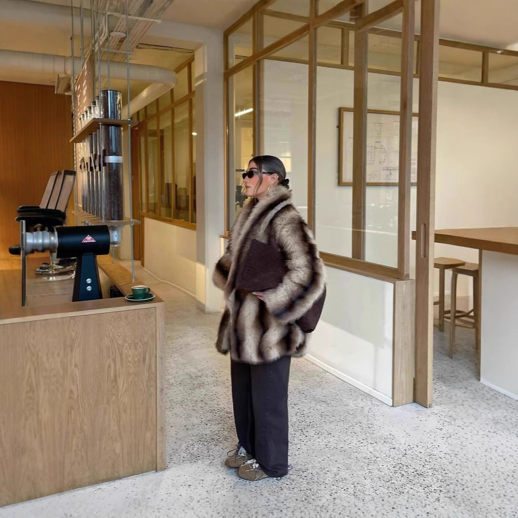 Damen luxuriöser Kunstfellmantel mit breitem Kragen und eleganten Details R&B