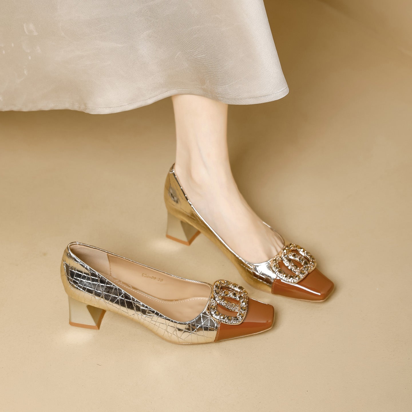 Damen elegante Pumps mit funkelndem Schmuckdetail und quadratischem Absatz