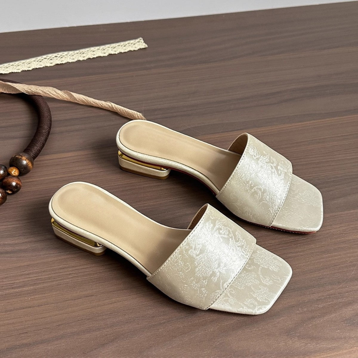 Damen bequeme modische Mules mit filigranem Blumenmuster R&B