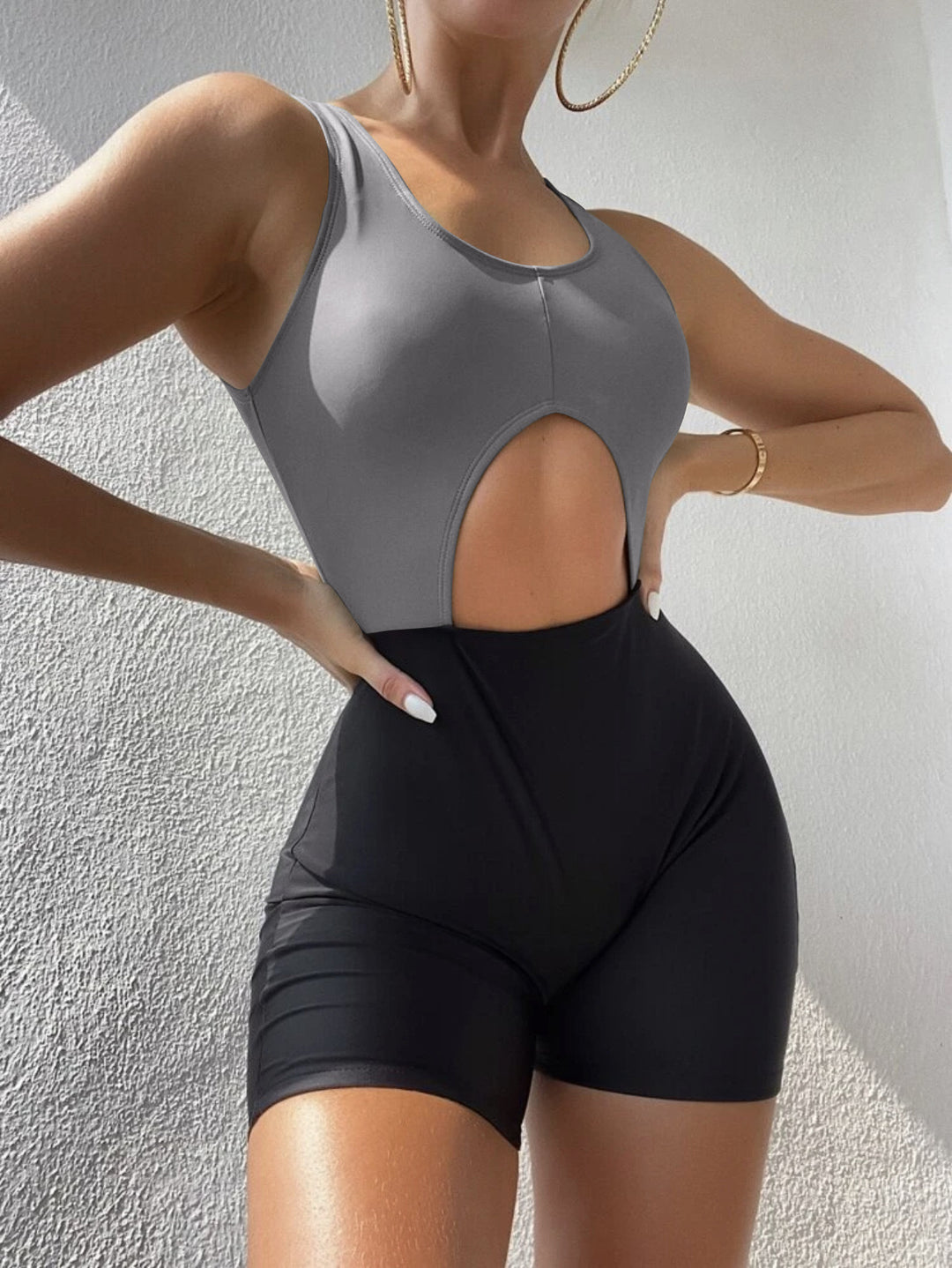 Damen Einteiliger Badeanzug mit aufregendem Cut-Out und Shorts R&B