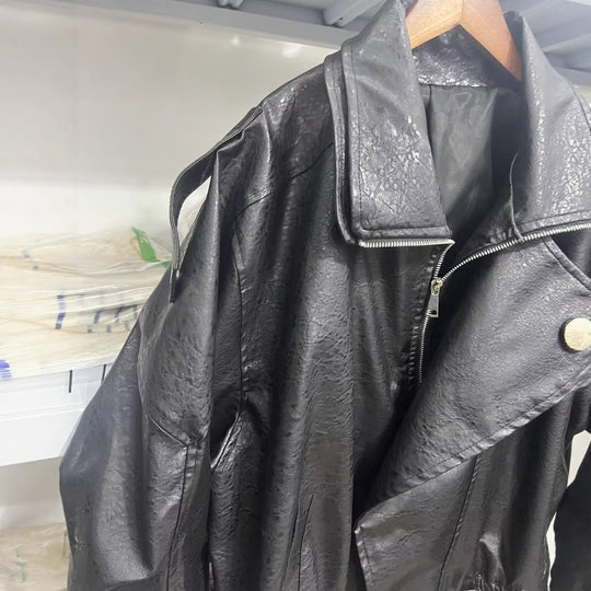 Damen modische Kunstlederjacke mit asymmetrischem Schnitt und dekorativem Gürtel R&B
