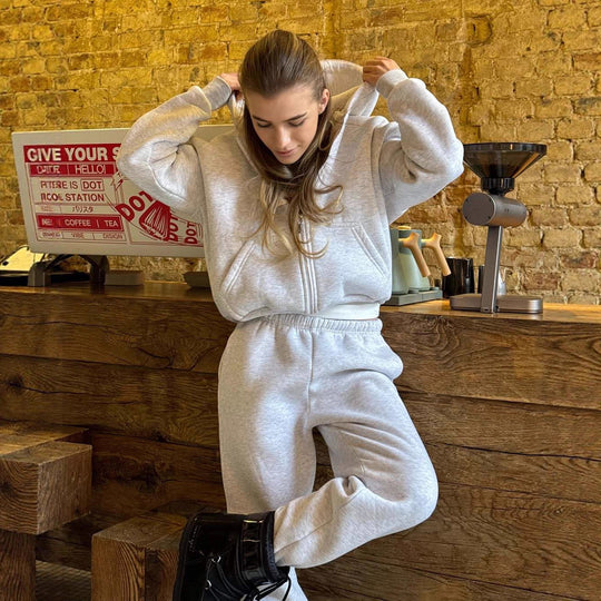 Damen stylish cropped Kapuzenjacke mit praktischen Taschen und bequemer Jogginghose R&B