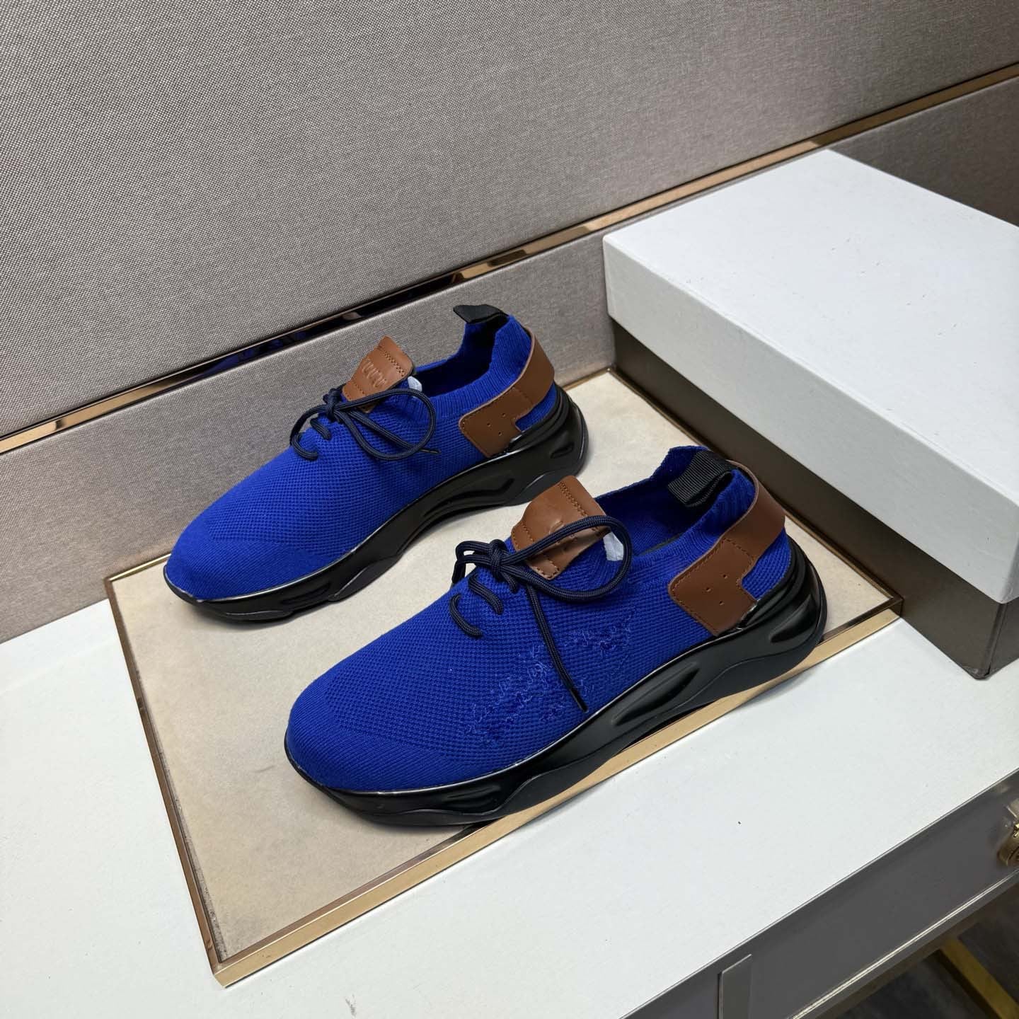 Damen Sportliche Sneakers mit elastischem Riemen und atmungsaktiver Struktur R&B