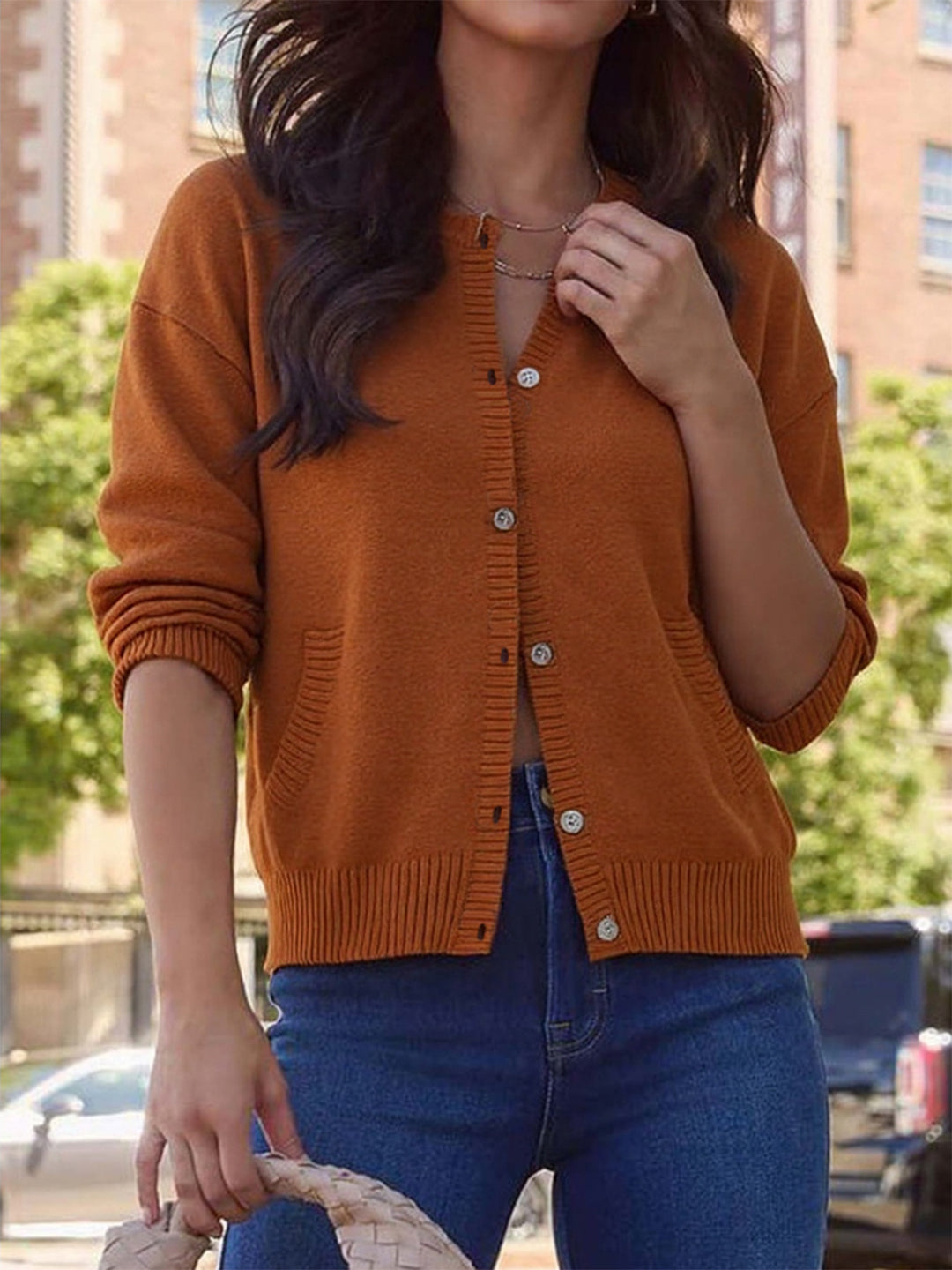 Damen elegante Strickjacke mit Knopfdetails und praktischen Taschen R&B