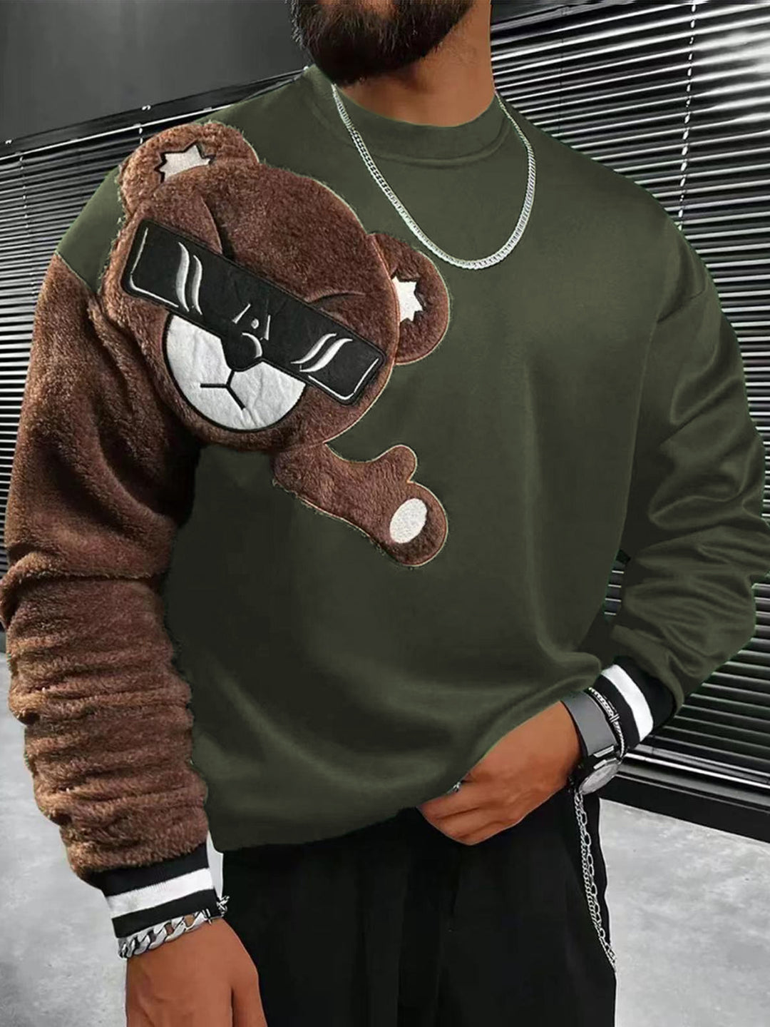 Herren Sweatshirt mit plüschiger Bärenapplikation R&B