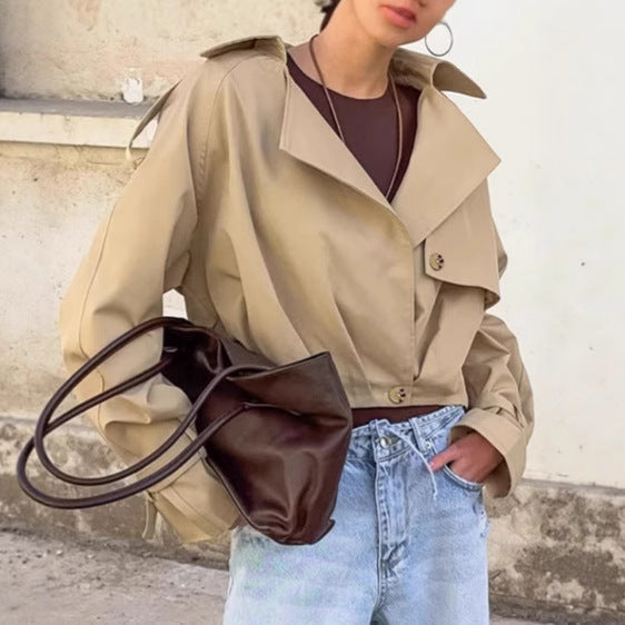 Damen modische Kurzjacke im minimalistischen Design mit lässigem Schnitt und praktischen Details R&B