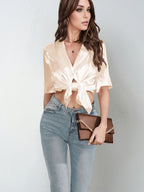 Damen kurzärmelige Bluse mit elegantem Knoten und glänzender Satin-Optik R&B
