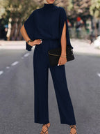 Damen Eleganter Jumpsuit mit fließendem Cape-Design und hochgeschlossenem Ausschnitt R&B
