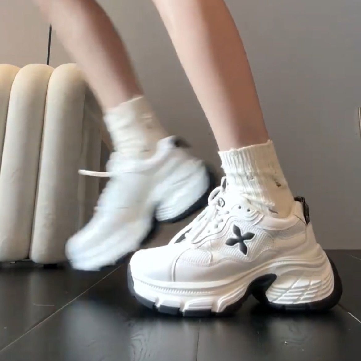 Damen Komfortable und stylische Chunky Sneakers mit dekorativem Blumen-Element R&B