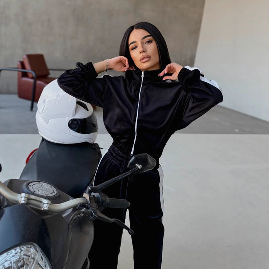 Damen Sportanzug mit elegantem Fleece-Design und stylischen Kontraststreifen R&B