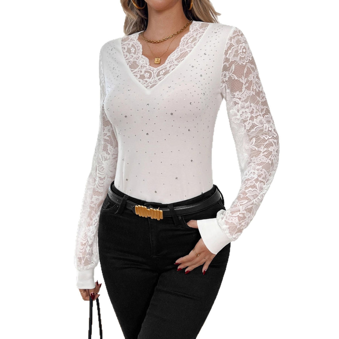 Damen nan figurbetontes Spitzenshirt mit V-Ausschnitt, transparenten Spitzenärmeln und Strassbesatz R&B