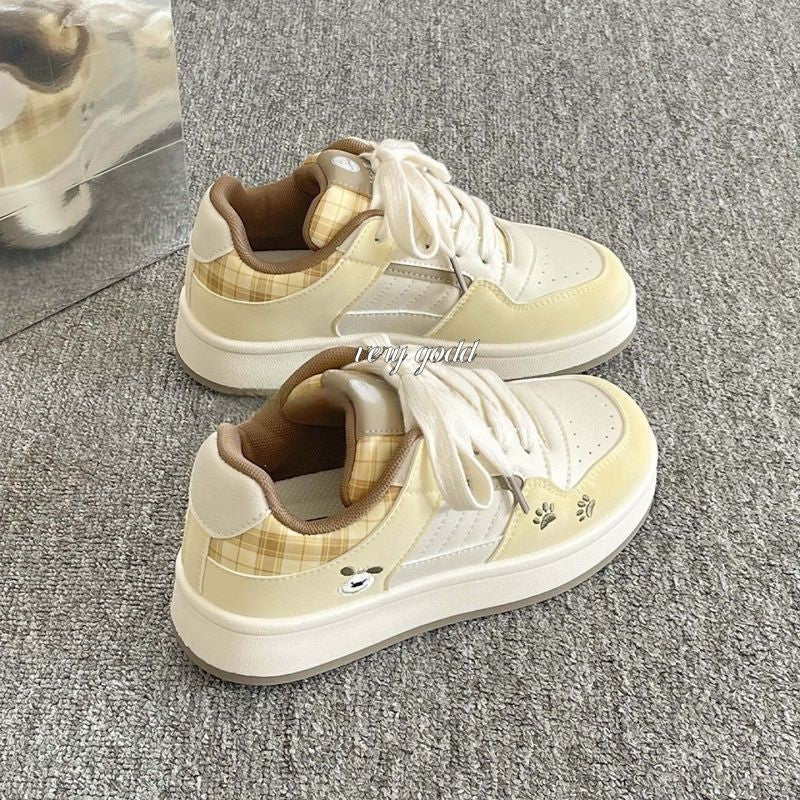 Damen Sportliche Sneakers mit verspieltem Karomuster und tierischen Akzenten