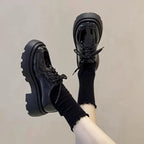 Damen Plateau-Sneaker mit eleganter Lackleder-Optik und kuscheligem Strickkragen