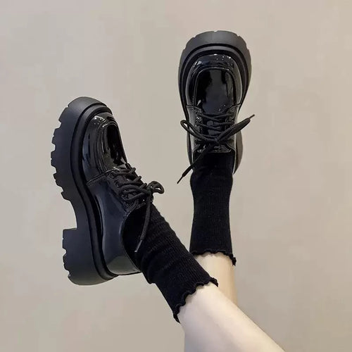 Damen Plateau-Sneaker mit eleganter Lackleder-Optik und kuscheligem Strickkragen R&B