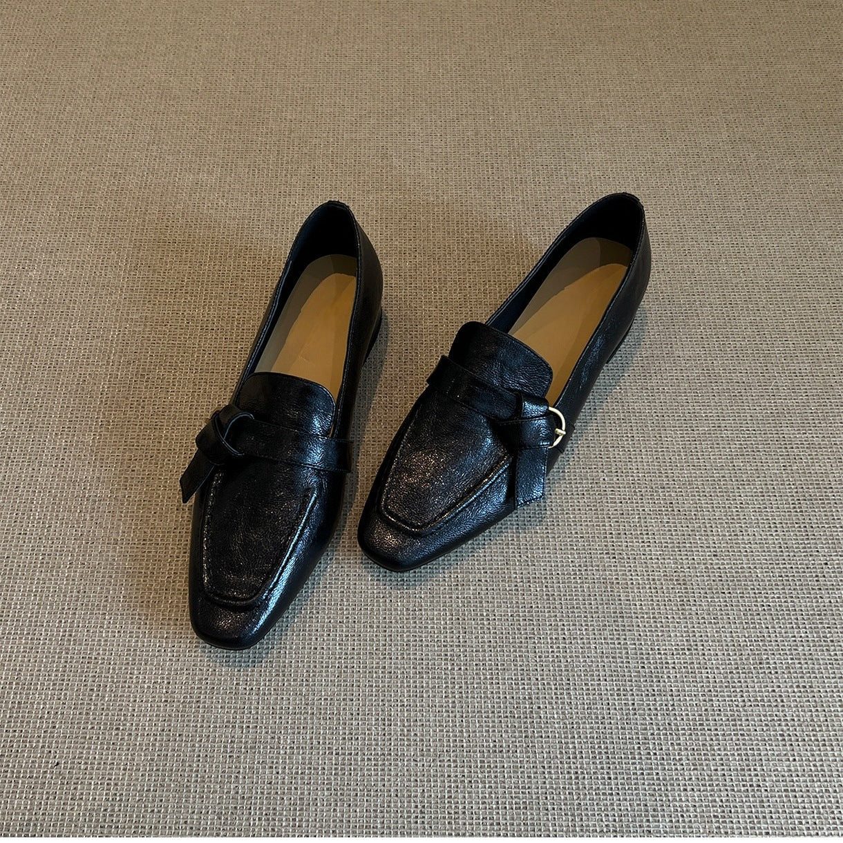 Damen Mokassins mit elegantem Schnallenakzent und weichem Veloursleder