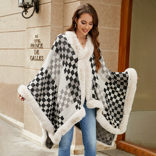 Damen eleganter Strickponcho mit luxuriösem Kunstfellbesatz und geometrischem Muster R&B
