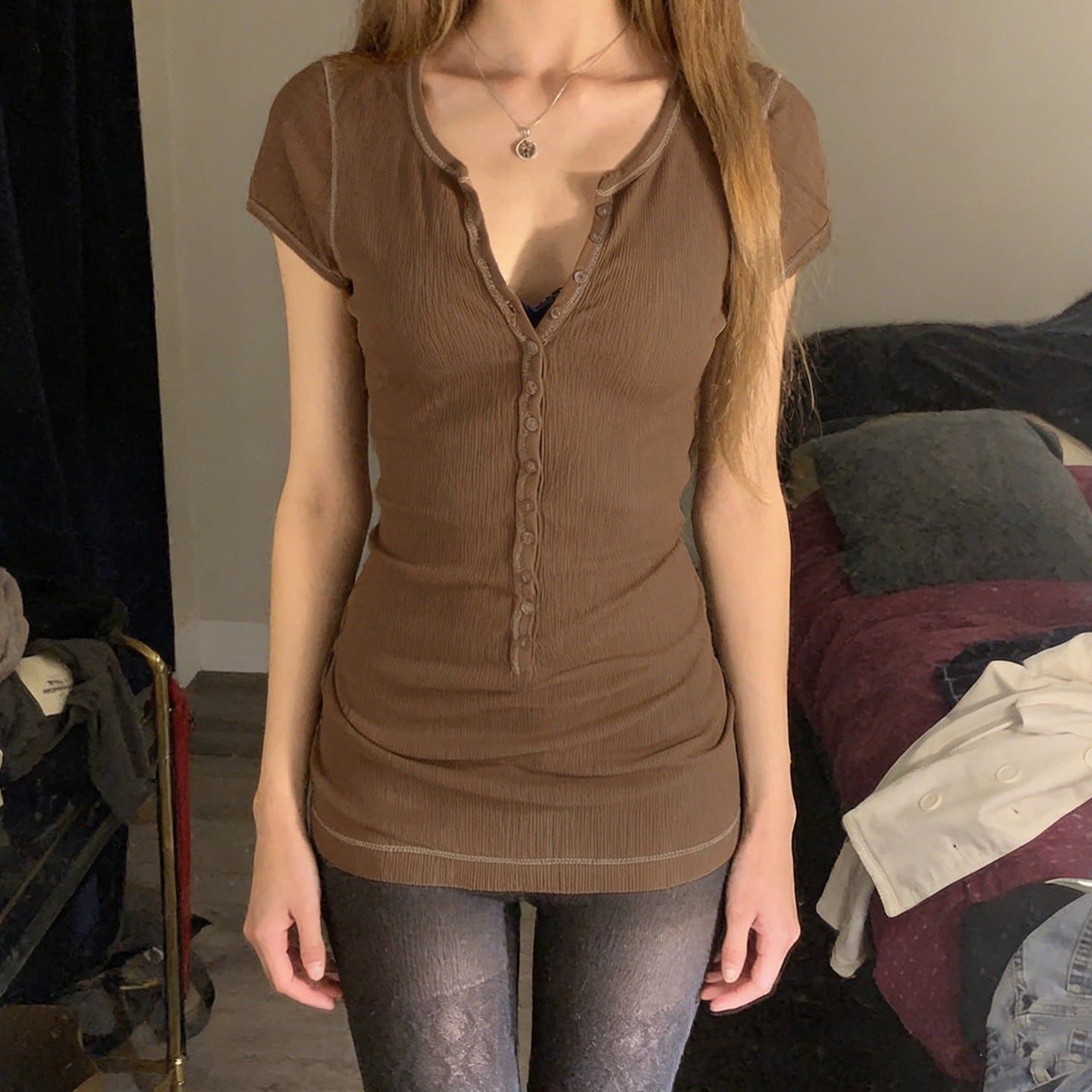Damen figurbetontes Kurzarmshirt mit Knopfleiste und eleganter Rippstruktur R&B