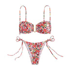 Damen blumenmusterter Bikini mit hellem Bustier-Oberteil und verstellbaren Trägern