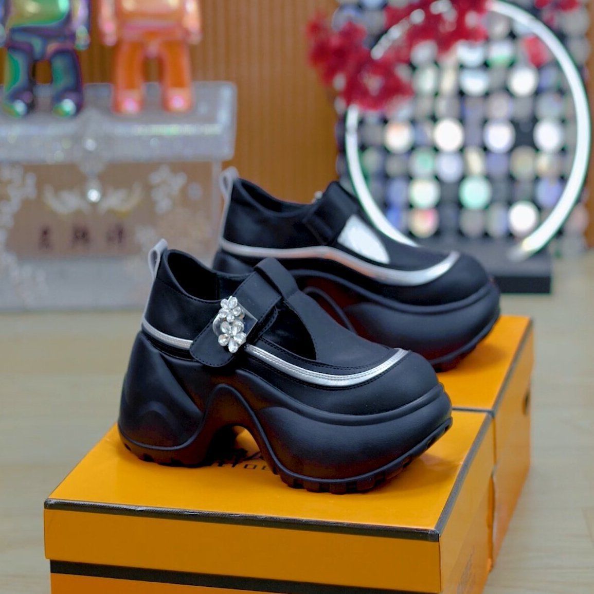 Damen Sportliche Clogs mit verstellbarem Riemen und elegantem Blumenakzent
