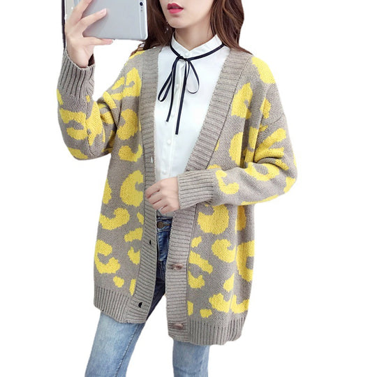 Damen Strickjacke mit modernem Leopardenmuster und praktischen Knöpfen R&B