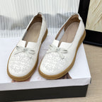 Damen Mokassin-Schuhe mit modischem Schnitt und perforierten Details