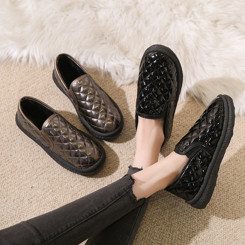 Damen gefütterte Slip-On Hausschuhe mit rutschfester Sohle und modischem Steppdesign