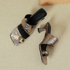 Damen Elegante Slides mit modischem Schlangenleder-Design und dekorativem Schmuck
