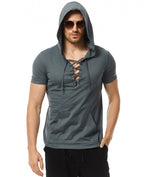 Herren Kapuzen-T-Shirt mit innovativem Schnürdesign und praktischer Kängurutasche