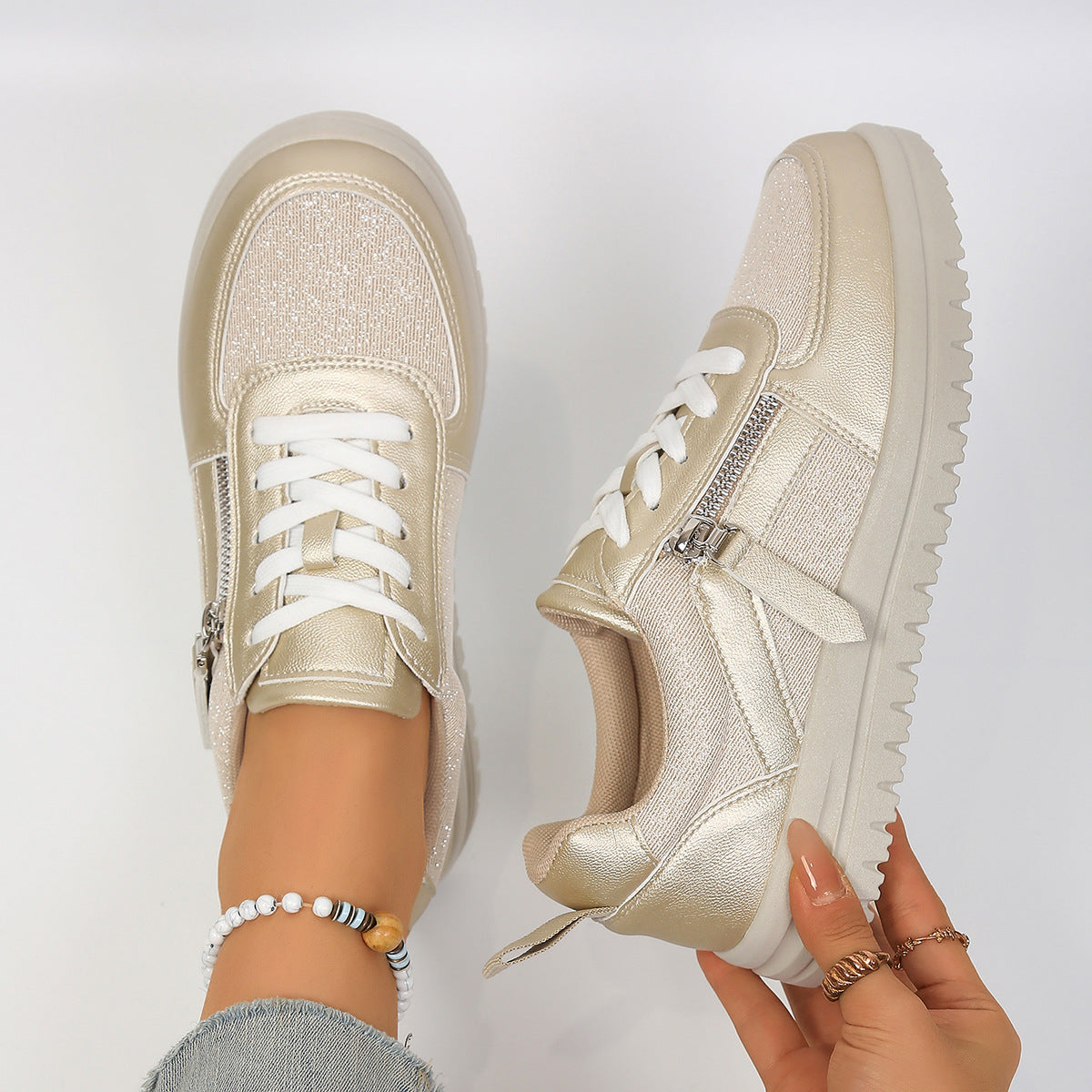 Damen Sportliche Sneaker mit glänzendem Obermaterial und praktischem Reißverschluss R&B