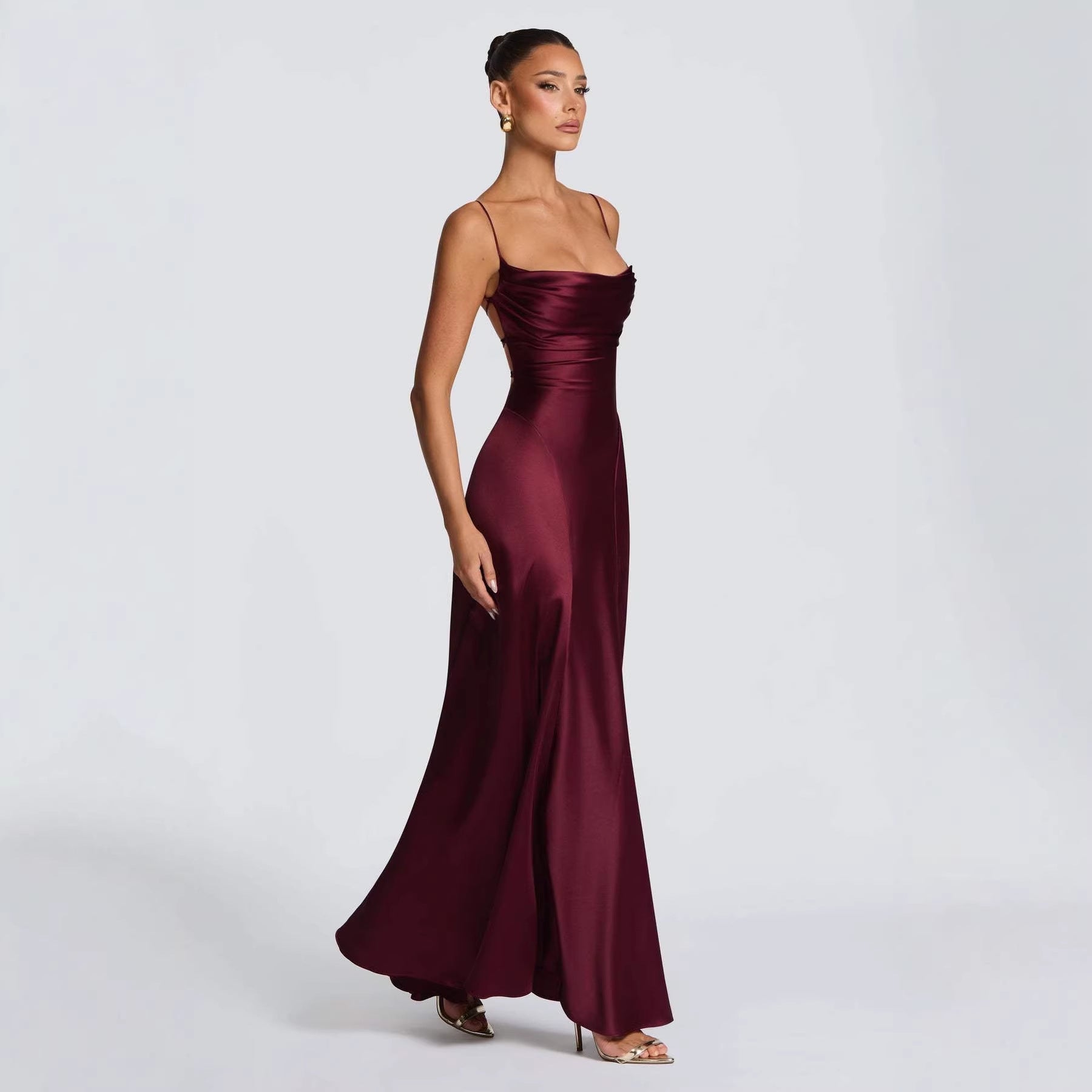 Damen Elegantes Maxikleid mit raffinierten Spaghetti-Trägern und fließendem Satin EB