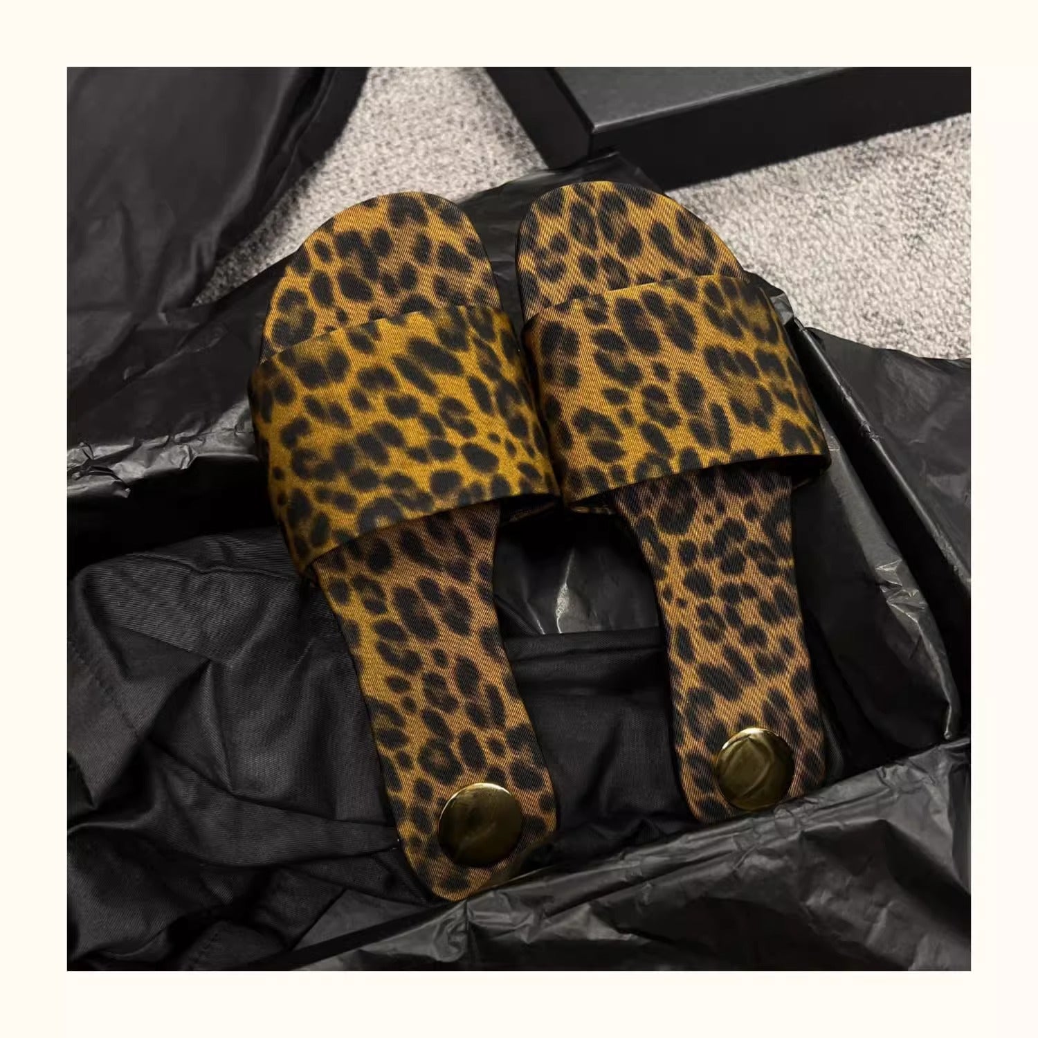 Damen Sandalen im luxuriösen Leopardenmuster mit breitem Riemen und eleganter Schnallenakzent R&B
