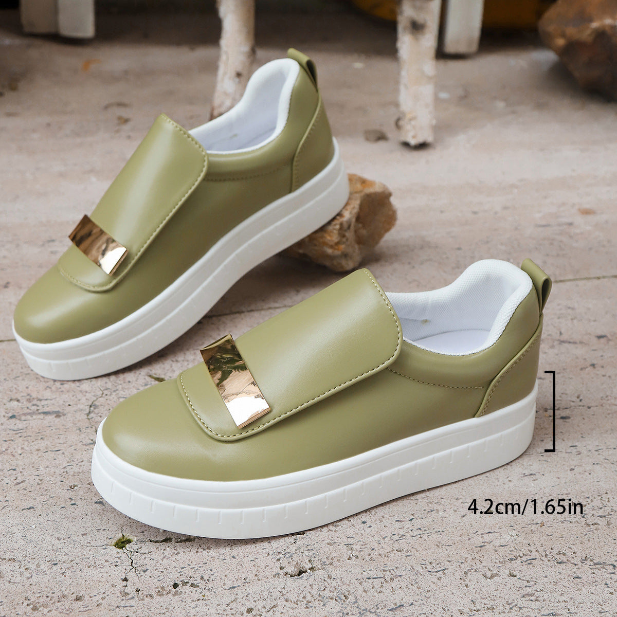 Damen Slip-On Sneakers mit elegantem Metallakzent und komfortabler Sohle